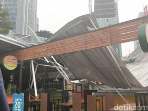 Angin Kencang, Atap Rasuna Garden Food di Kuningan Sampai Terbang