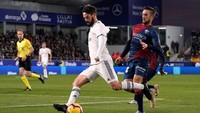 Dalam hal statistik, Madrid hanya unggul sedikit dalam penguasaan bola yakni 52-48 persen. Bahkan Huesca membuat lebih banyak tembakan (7:4). REUTERS/Vincent West.
