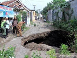 Jalan di Kutawaringin Ambles, Picu Terbentuknya Lubang Bak Gua