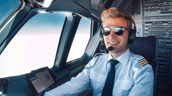 Potret Pilot Ganteng yang Senang ke Pantai