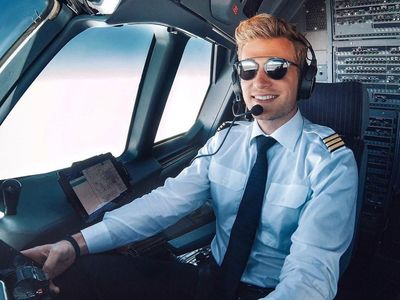 Potret Pilot Ganteng yang Senang ke Pantai