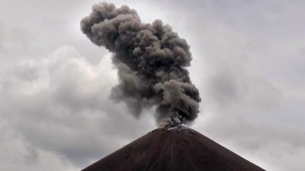 Gunung Anak Krakatau Meletus