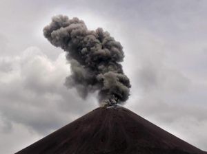 Gunung Anak Krakatau Meletus