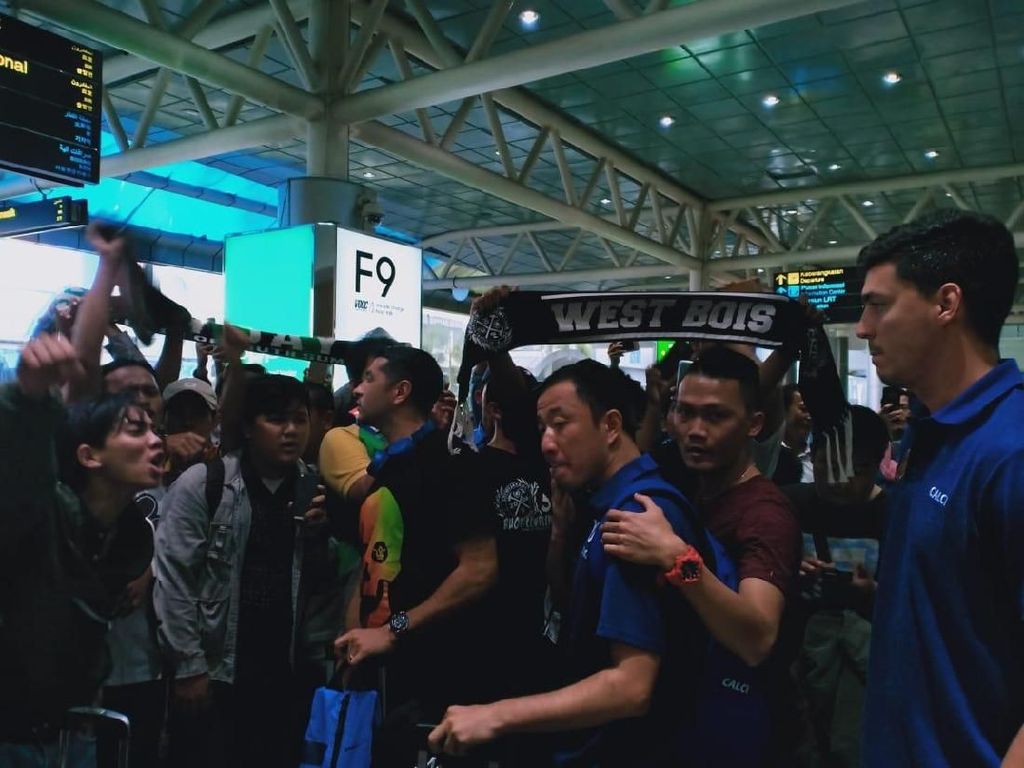 Tiba di Palembang, Pemain Sriwijaya FC Disambut Air Mata Suporter Tiba di Palembang, Pemain Sriwijaya FC Disambut Air Mata Suporter