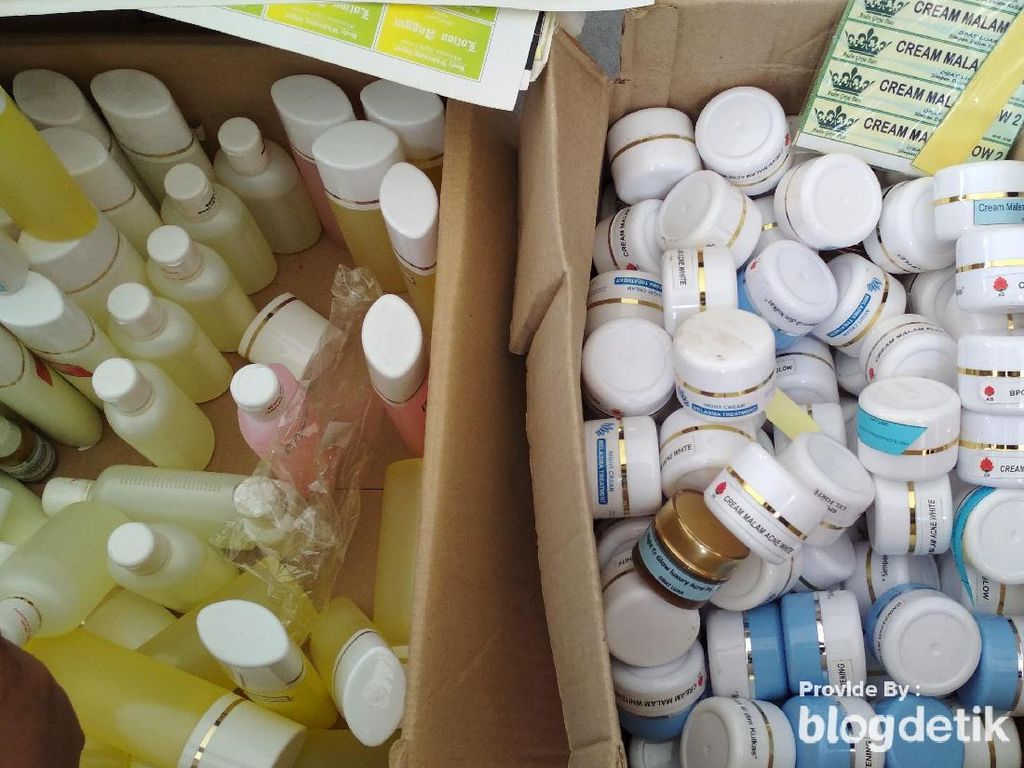 4 Wanita Diamankan, Edarkan Kosmetik Mengandung Bahan Berbahaya 4 Wanita Diamankan, Edarkan Kosmetik Mengandung Bahan Berbahaya