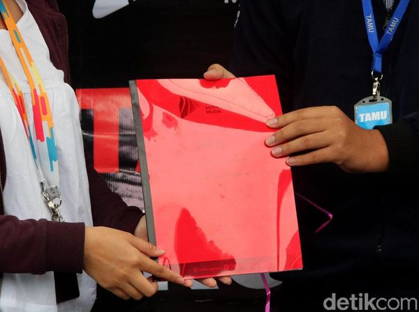 Buku Merah Jadi Kado dari Mahasiswa untuk KPK