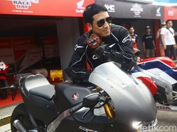 Ungkapan Perasaan Desta Lihat Kesabaran Jokowi