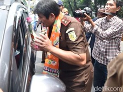 Peringati Hari Antikorupsi, Jaksa Bagi-bagi Bunga ke Pengendara