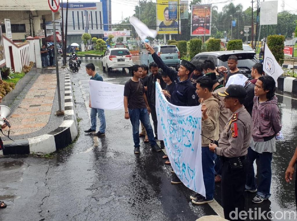 Kata Kejari Kota Sukabumi soal Tak Transparan Tangani Korupsi Kata Kejari Kota Sukabumi soal Tak Transparan Tangani Korupsi