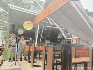 Cerita Pembeli Makan Berlarian Saat Atap Rasuna Garden Terbang