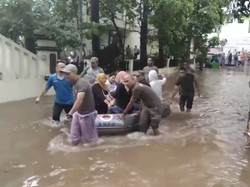 Jalan Tergenang, Pasien RSUD Tebet Diangkut Pakai Perahu Karet