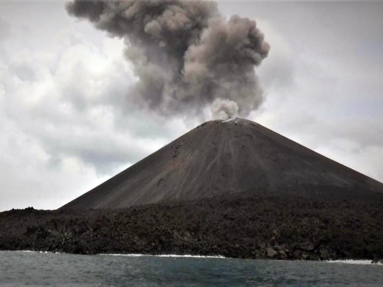 Gunung Anak Krakatau Siaga, Kemenhub Minta Pelaku Pelayaran Waspada Gunung Anak Krakatau Siaga, Kemenhub Minta Pelaku Pelayaran Waspada