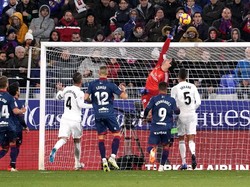 Thibaut Courtois mampu menepis sebuah peluang dari Huesca dan menyelamatkan gawangnya dari kebobolan. REUTERS/Vincent West.