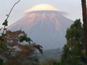 Awan Membentuk Topi di Gunung Semeru, BMKG: Sangat Jarang