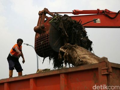 Pembersihan Sampah Dari Kanal Banjir Timur