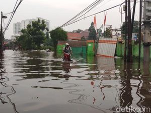 Potret Banjir yang Sempat Lumpuhkan Jalan Kemang Utara 9 Jaksel