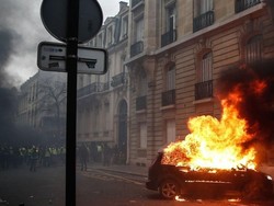 Unjuk Rasa Tolak Jam Malam di Belanda Ricuh: Mobil Dibakar-Toko Dijarah