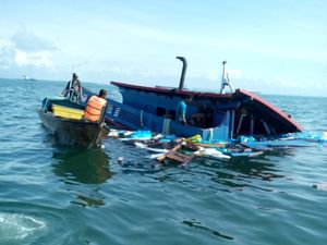 Kapal Hancur Tertabrak Kapal Kargo Hongkong, 8 Nelayan Aceh Selamat-2 Hilang Kapal Hancur Tertabrak Kapal Kargo Hongkong, 8 Nelayan Aceh Selamat-2 Hilang