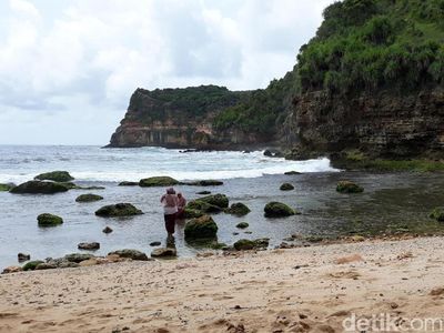 Foto: Libur Akhir Tahun ke Pantai Pribadi di Gunungkidul