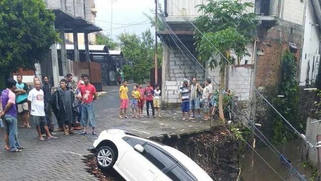 Dampak Hujan di Kota Malang: Jalanan Banjir Hingga Mobil Hanyut