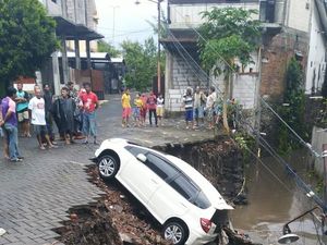 Ganasnya Banjir Malang Sebabkan Mobil Hanyut dan Tanah Ambrol Ganasnya Banjir Malang Sebabkan Mobil Hanyut dan Tanah Ambrol