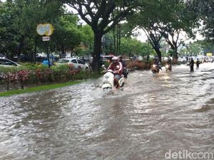 Kota Malang 1 Jam Diguyur Hujan, Jalan Tertutup Air Bagai Sungai