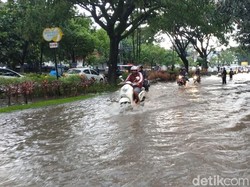 Kota Malang 1 Jam Diguyur Hujan, Jalan Tertutup Air Bagai Sungai