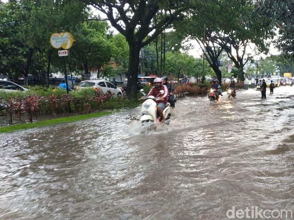 Kota Malang 1 Jam Diguyur Hujan, Jalan Tertutup Air Bagai Sungai Kota Malang 1 Jam Diguyur Hujan, Jalan Tertutup Air Bagai Sungai