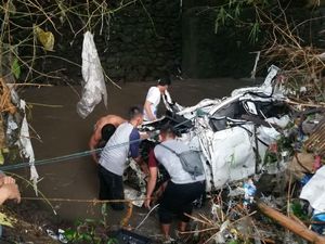 Foto Banjir Malang : Mobil Terseret, Tanah Ambrol