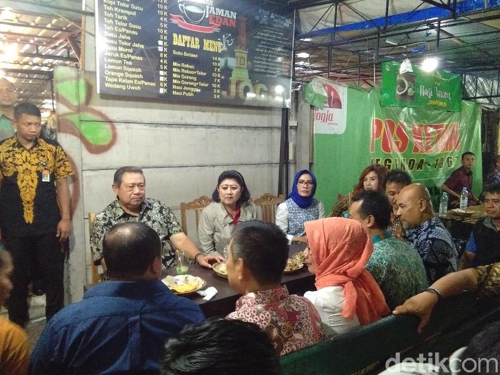 Makan Malam di Yogya, SBY Singgah di Angkringan Jaman Edan Makan Malam di Yogya, SBY Singgah di Angkringan Jaman Edan