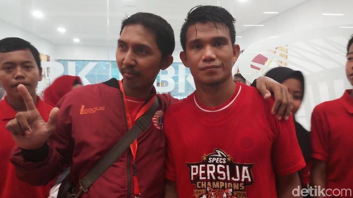 Sandi Darma Sute punya nazar botak dan mengundang anak yatim sebelum Persija Jakarta mengunci titel juara (Yanu Arifin/detikSport) Sandi Darma Sute punya nazar botak dan mengundang anak yatim sebelum Persija Jakarta mengunci titel juara (Yanu Arifin/detikSport)