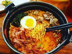 Sluurp! Makan Malam Semangkuk Ramen Pedas dengan Topping Ayam