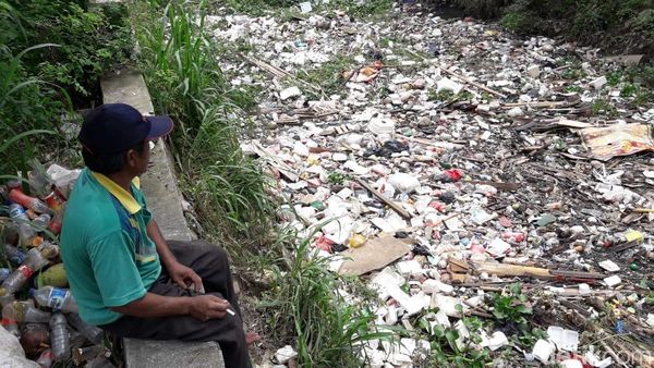 Penampakan Tumpukan Sampah di Kali Samping Unisma Bekasi