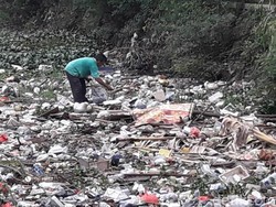 Duh! Sampah Menumpuk di Kali Samping Unisma Bekasi