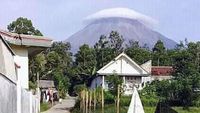 Penampakan Gunung Semeru Bertopi Awan