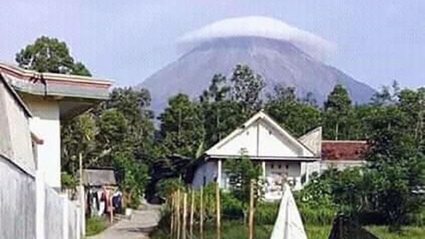 Penampakan Gunung Semeru Bertopi Awan