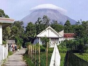 Penampakan Gunung Semeru Bertopi Awan