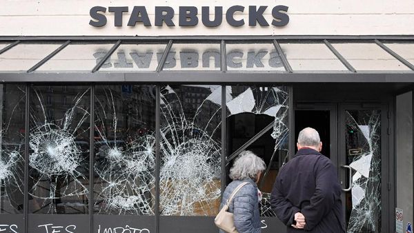 Sisa-sisa Kerusakan Akibat Demo Rompi Kuning di Paris