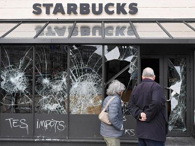 Sisa-sisa Kerusakan Akibat Demo Rompi Kuning di Paris