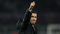 Meski bergaya hidup mewah, Cristiano Ronaldo juga memiliki jiwa sosial yang tinggi. Salah satunya ketika bintang Juventus tersebut melelang Sepatu Emas yang dimenanginya di 2012 untuk menghasilkan 1,5 juta euro (Rp 25 miliar) yang disumbangkan guna membangun sekolah-sekolah yang hancur di Gaza. Foto: Gabriele Maltinti/Getty Images