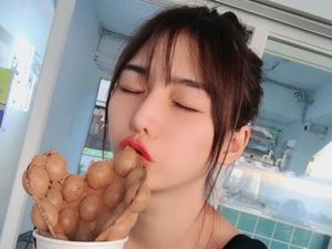Model Cantik Jual Ikan di Pasar Ternyata Doyan Egg Waffle-Seafood Model Cantik Jual Ikan di Pasar Ternyata Doyan Egg Waffle-Seafood