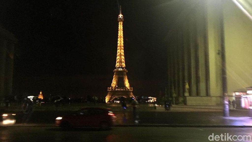 Sunyinya Menara Eiffel Pasca Demo Rompi Kuning