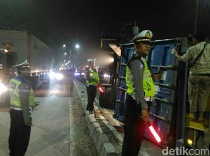 Tak Kuat Nanjak, Truk Kontainer Terguling di Sidoarjo