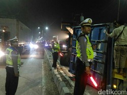 Tak Kuat Nanjak, Truk Kontainer Terguling di Sidoarjo