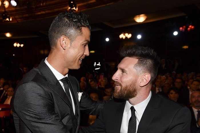 Nominees for the Best FIFA football player, Barcelona and Argentina forward Lionel Messi (R) and Real Madrid and Portugal forward Cristiano Ronaldo (L) chat before taking their seats for The Best FIFA Football Awards ceremony, on October 23, 2017 in London. (Photo by Ben STANSALL / AFP)