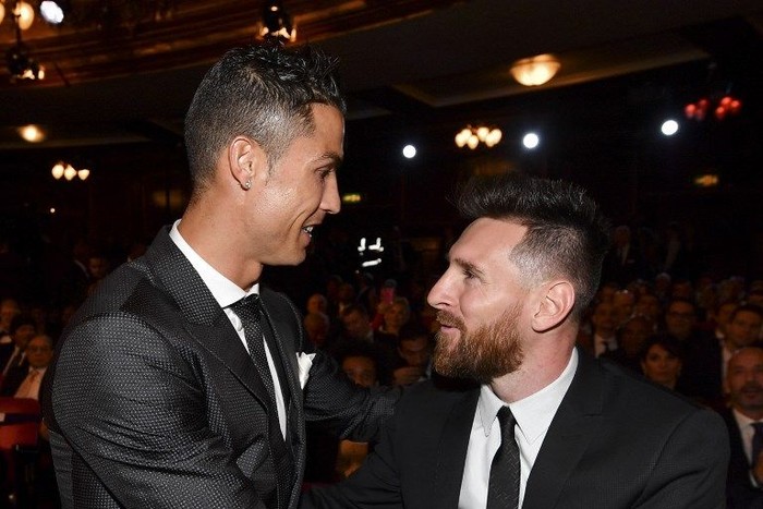 Ronaldo Messi Nominees for the Best FIFA football player, Barcelona and Argentina forward Lionel Messi (R) and Real Madrid and Portugal forward Cristiano Ronaldo (L) chat before taking their seats for The Best FIFA Football Awards ceremony, on October 23, 2017 in London. (Photo by Ben STANSALL / AFP)