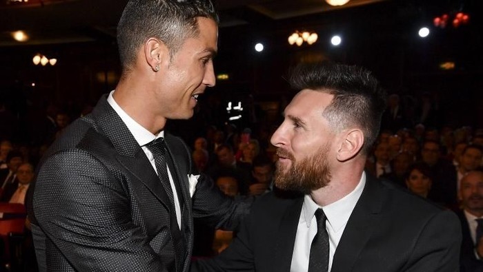 Nominees for the Best FIFA football player, Barcelona and Argentina forward Lionel Messi (R) and Real Madrid and Portugal forward Cristiano Ronaldo (L) chat before taking their seats for The Best FIFA Football Awards ceremony, on October 23, 2017 in London. (Photo by Ben STANSALL / AFP)