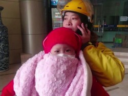 Wanita Ini Ajak Putrinya yang Sakit Untuk Antarkan Makanan Demi Dapatkan Uang