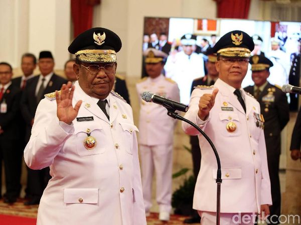 Jokowi Lantik Plt Gubernur Riau dan Bengkulu
