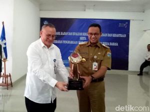 Anies Terima Penghargaan atas Penamaan Jak Lingko dan MRT